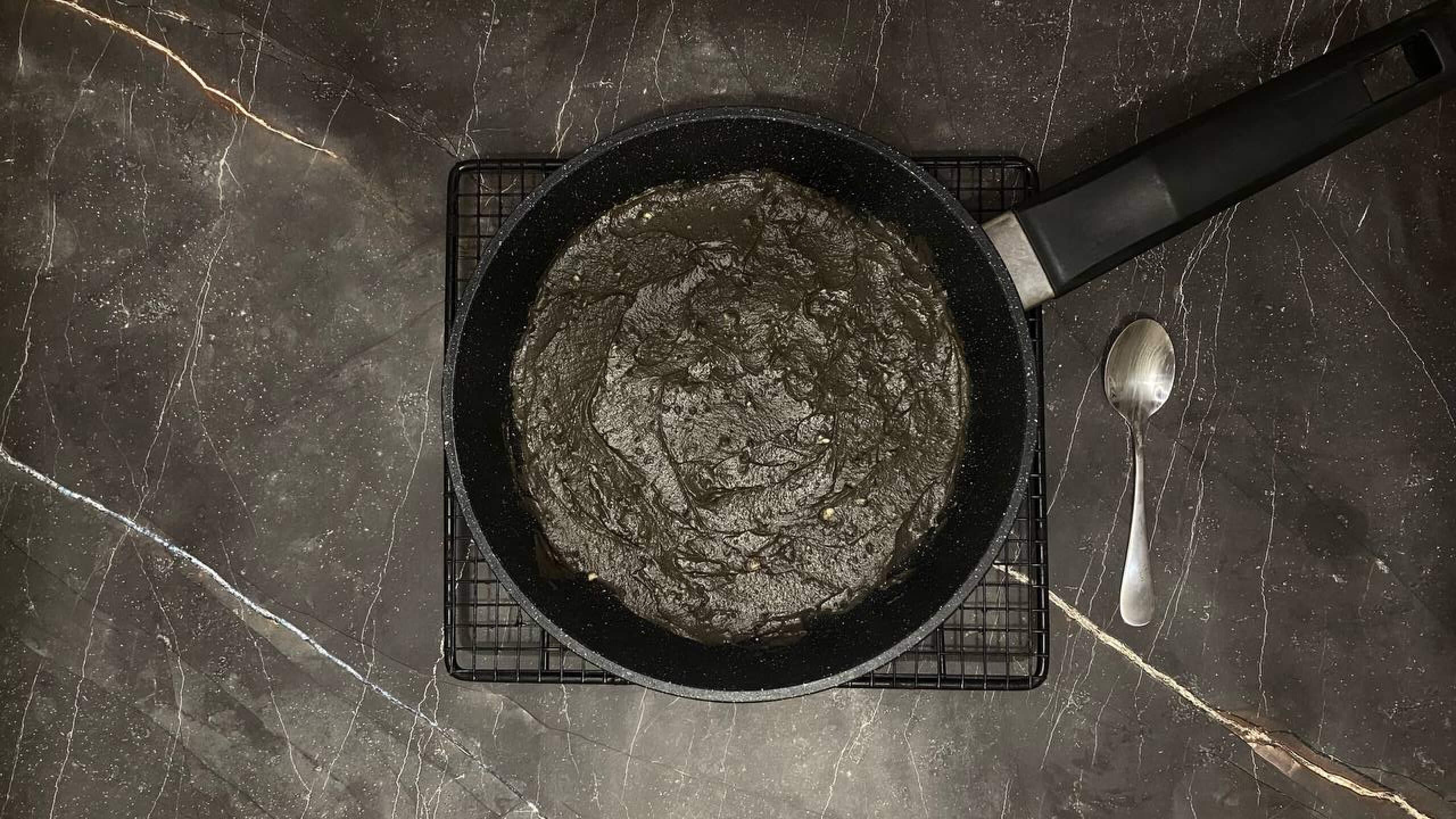 Шаг 8: Разместите смесь для первого коржа на сковороде