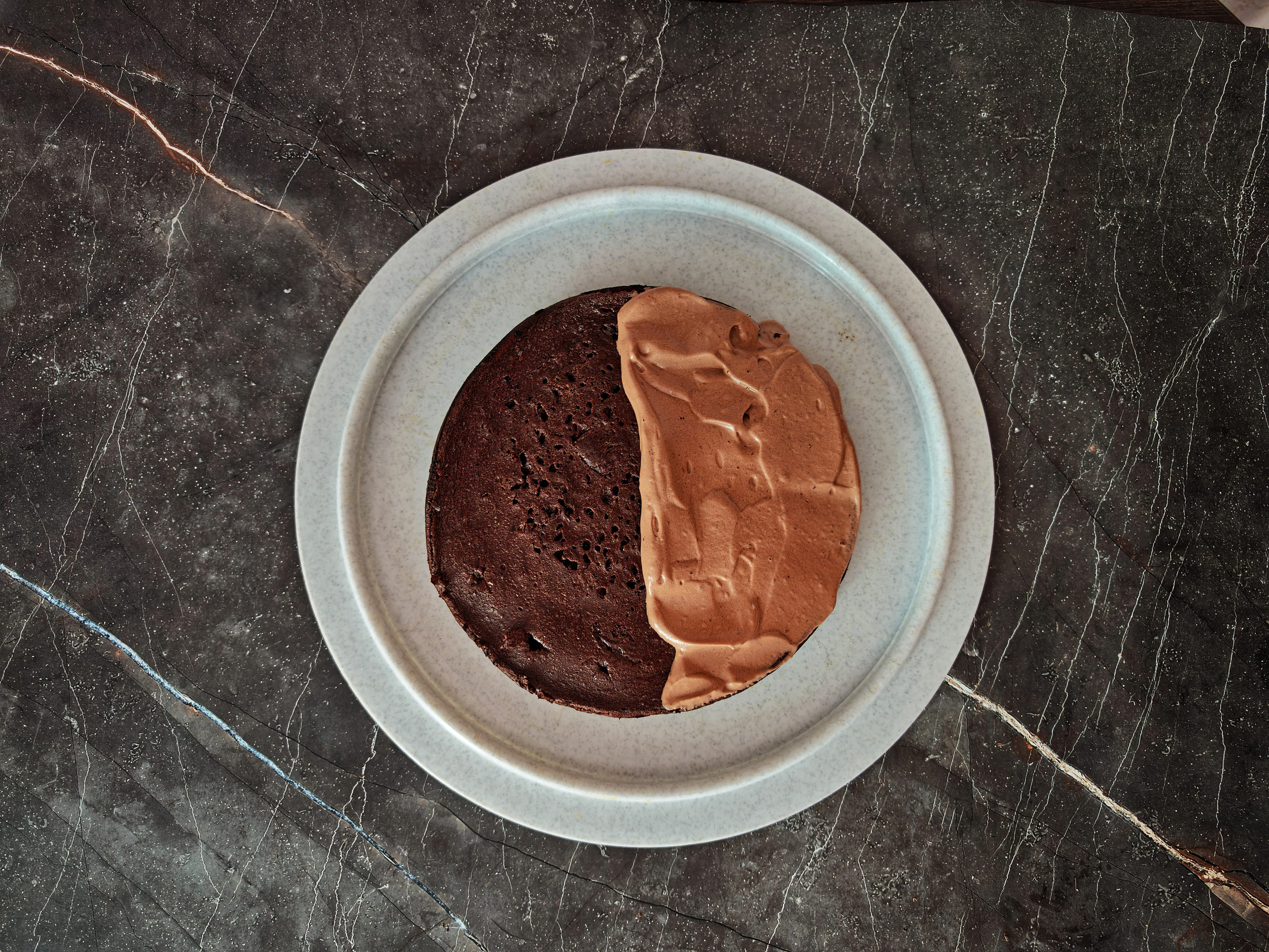 Шаг 12: Нанесите крем на коржи