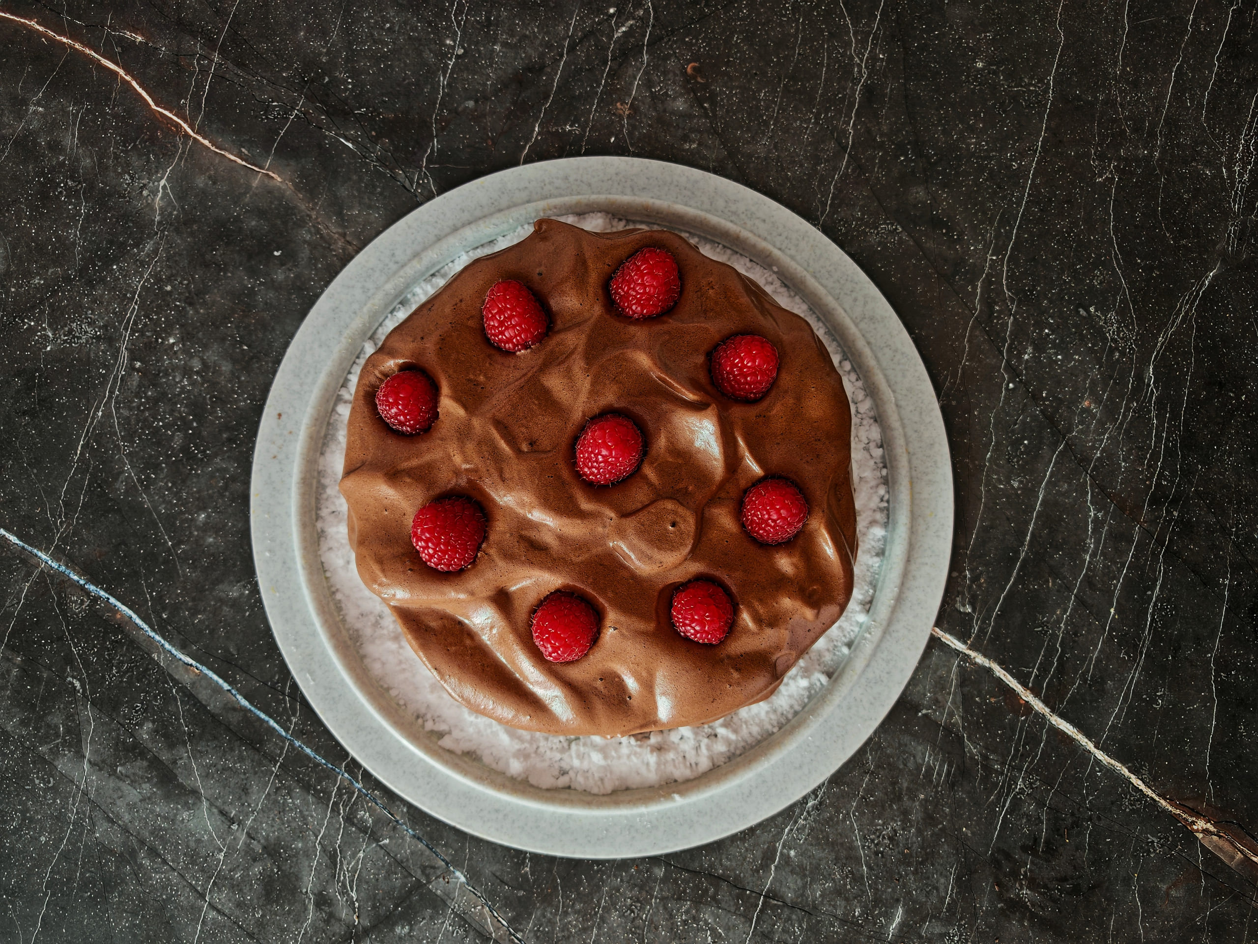 Шаг 14: Декорируйте ягодами и эритритом