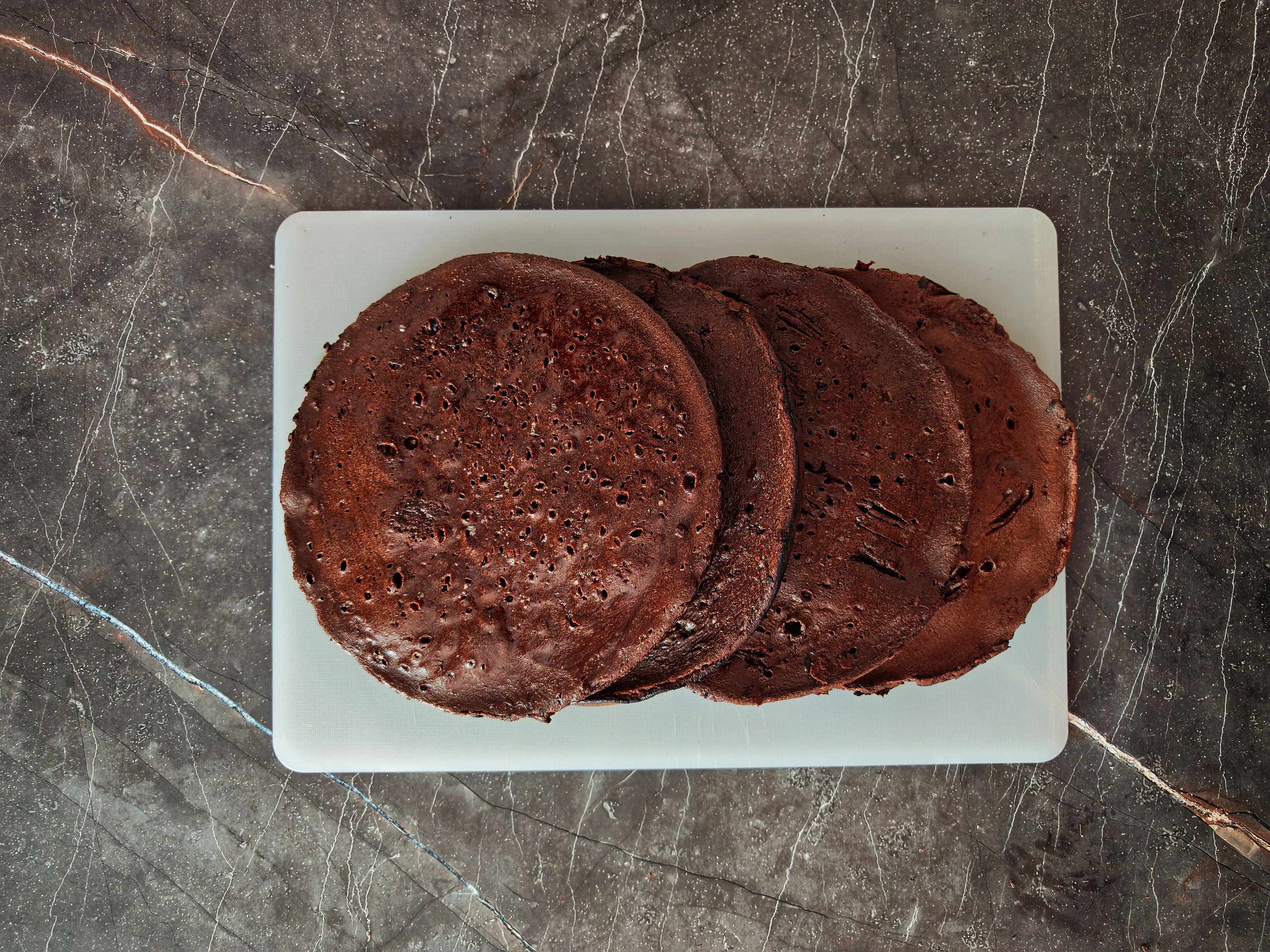 Шаг 5: Приготовьте коржи из всей смеси