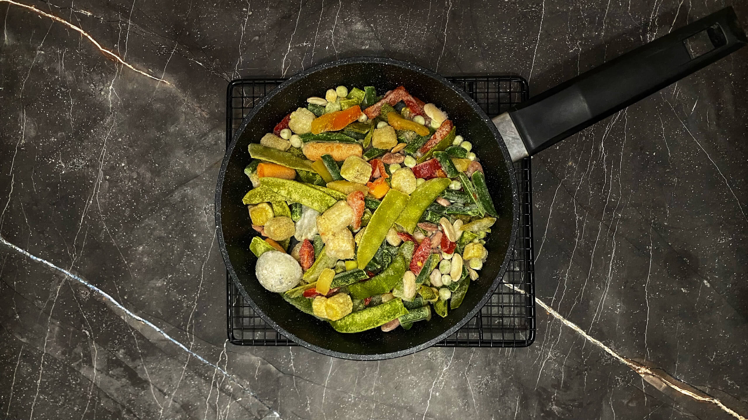 Шаг 2: Пожарьте овощную смесь