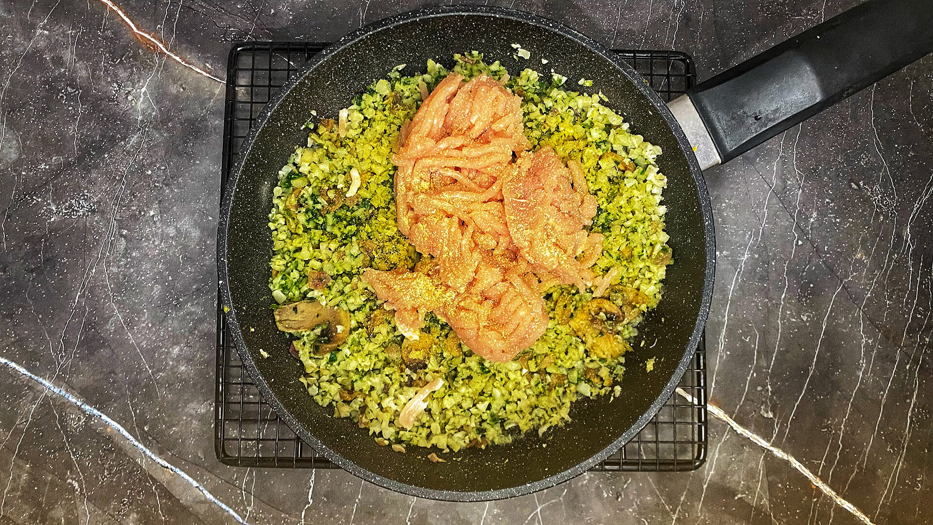 Шаг 3: Добавьте фарш и приправы