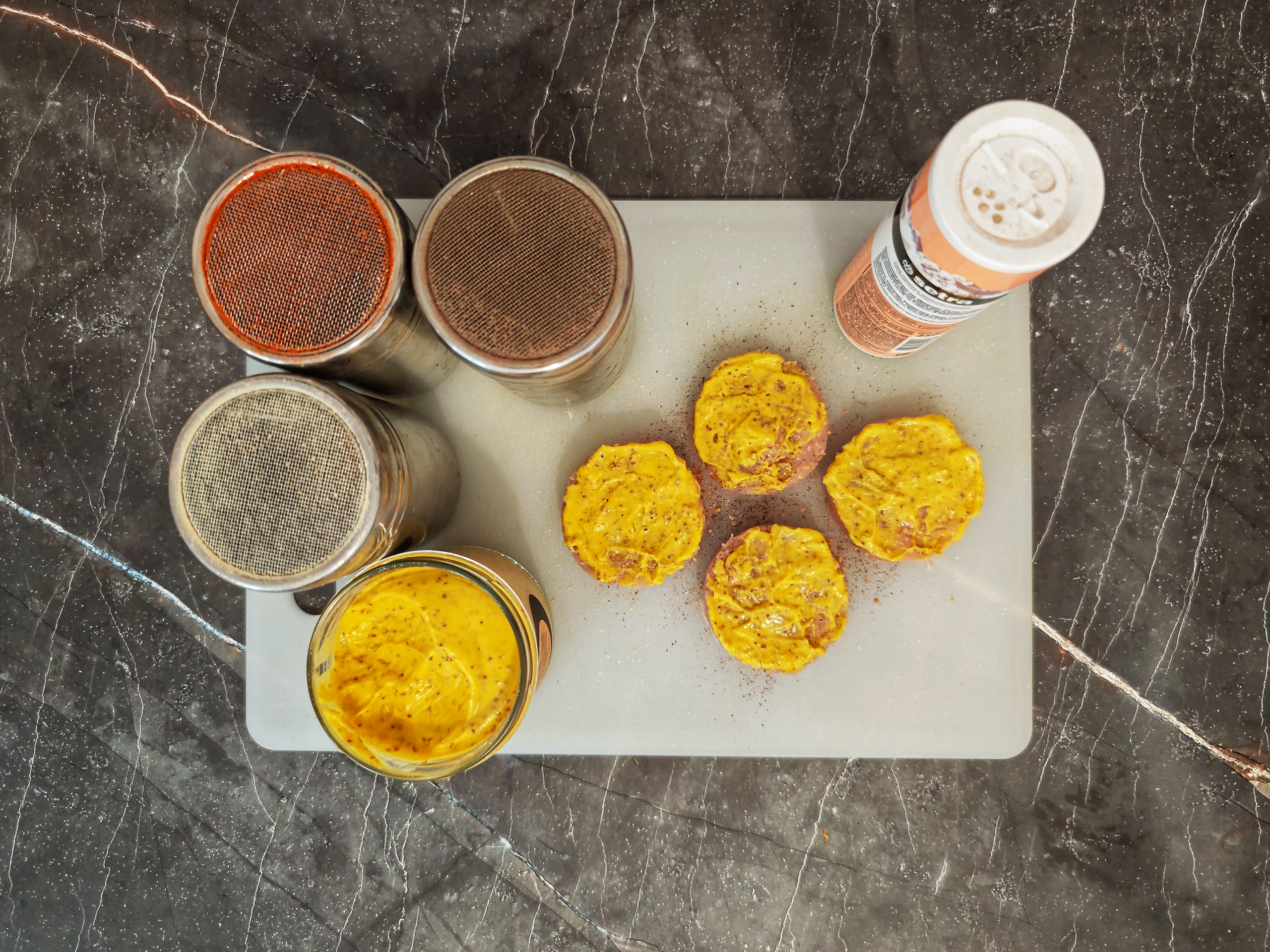 Шаг 3: Подготовьте котлеты к жарке