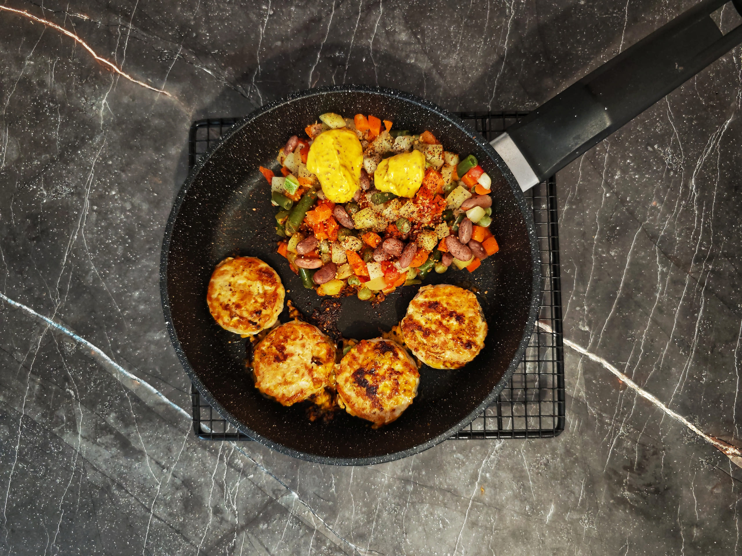 Шаг 6: Добавьте специи и соус