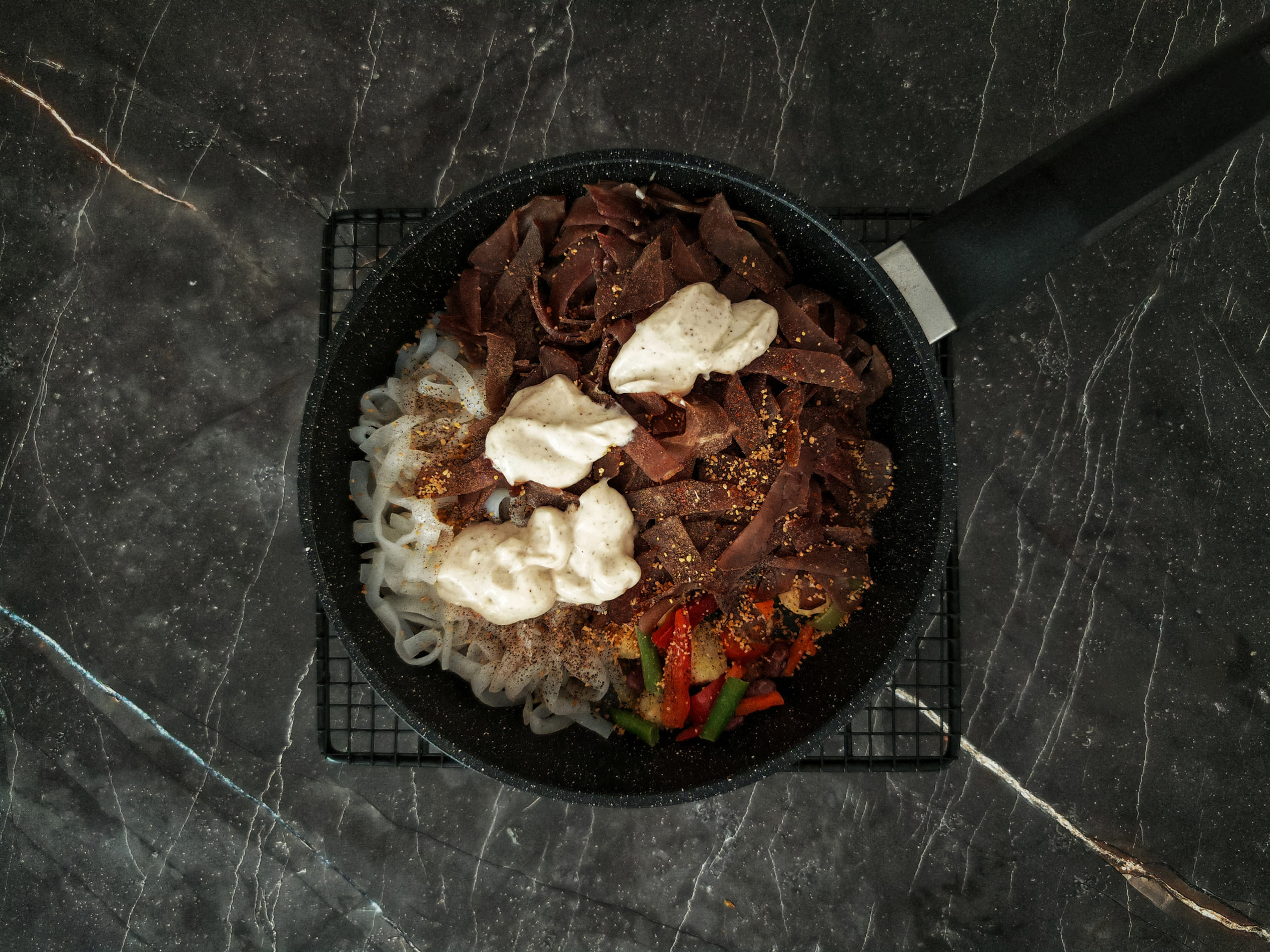 Шаг 5: Добавьте ширатаки, нарезку, специи и соус