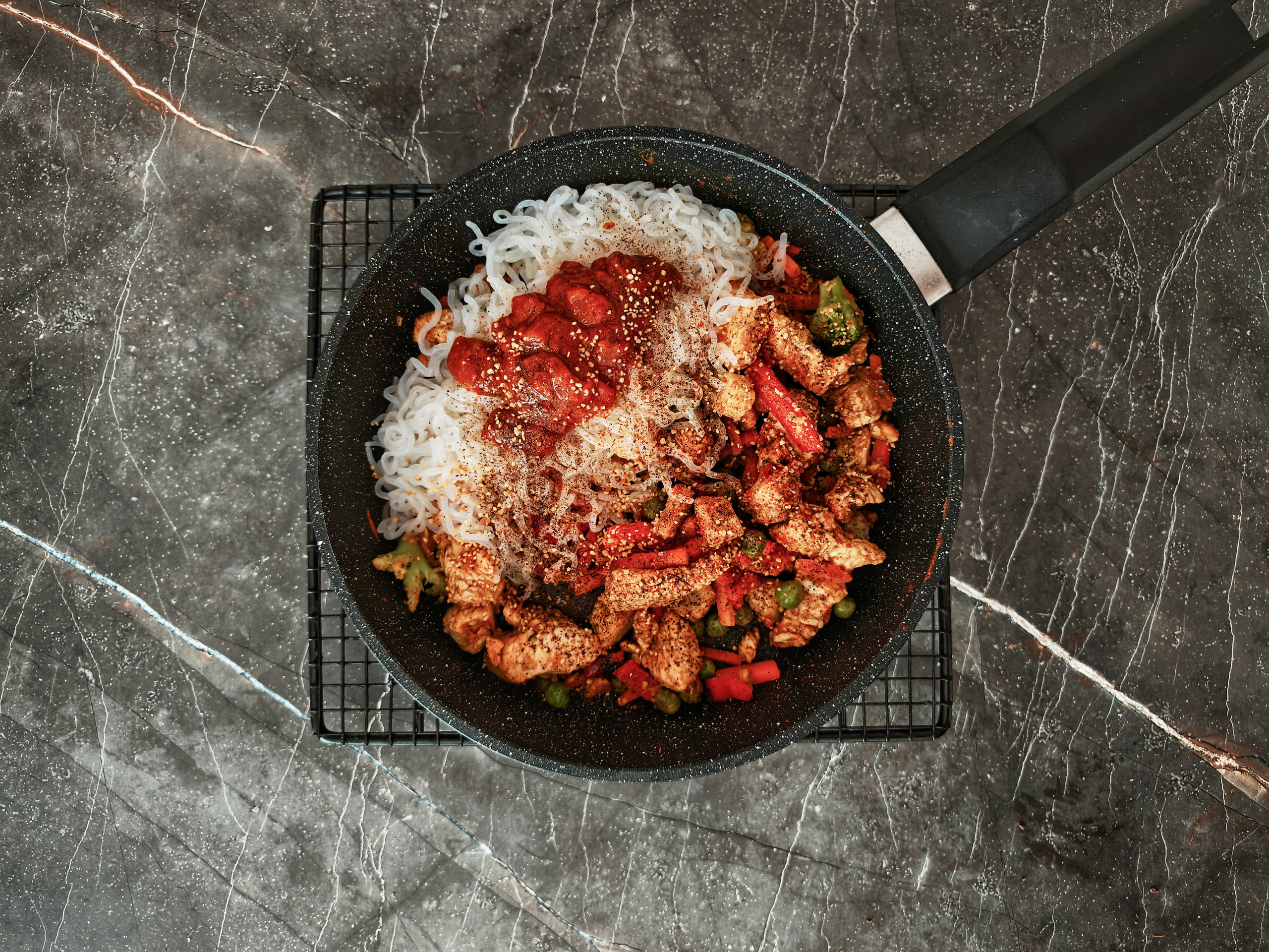 Шаг 7: Добавьте ширатаки, специи и соус