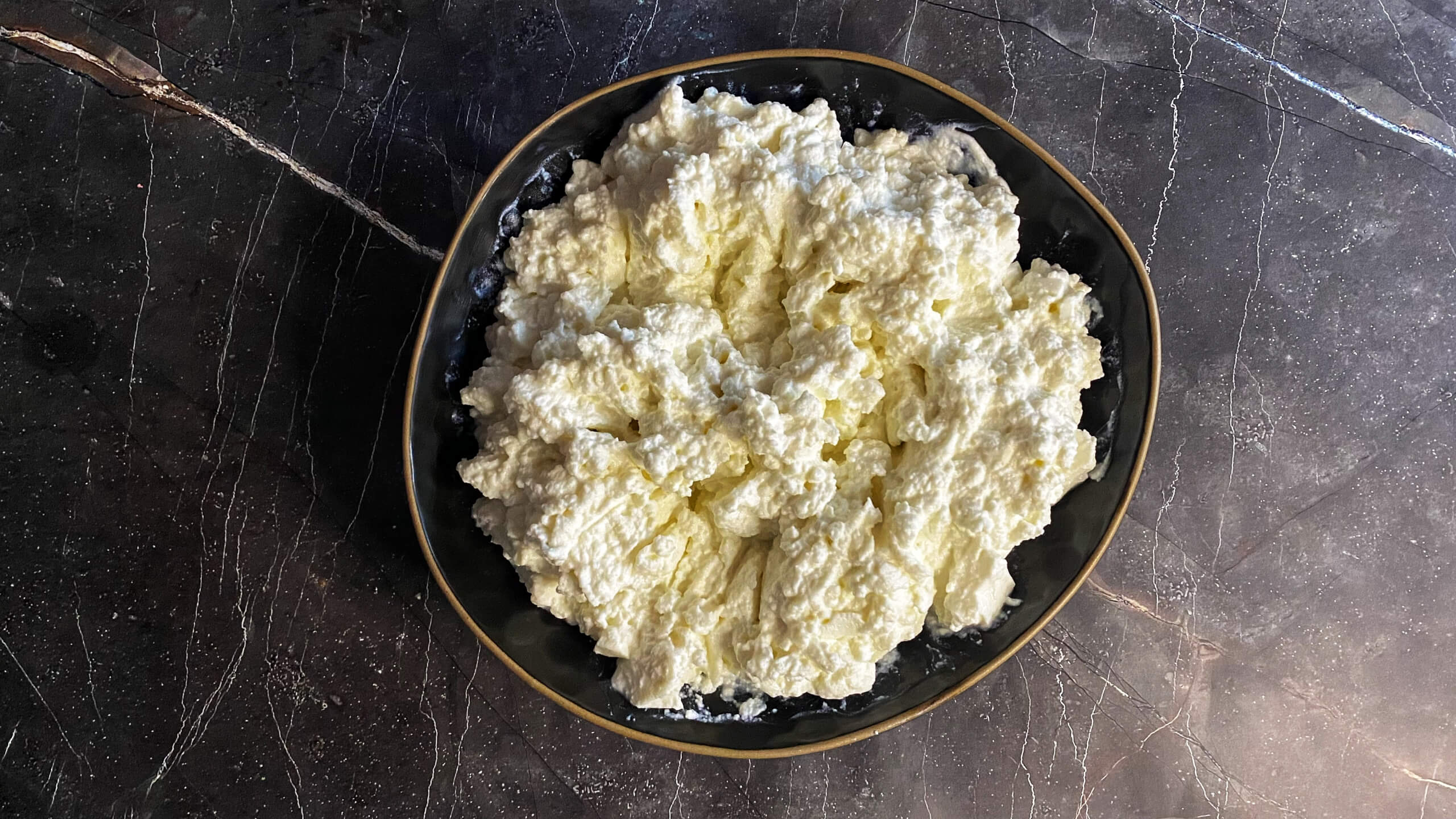 Шаг 2: Переложите рикотту в емкость для размешивания